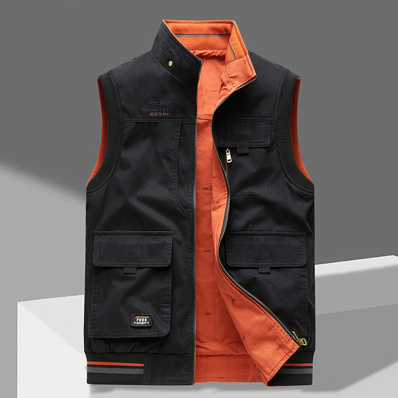Gilet d'homme de luxe Danoir Paris en vert beige, tissu élégant et finition soignée, porté sur un mannequin.