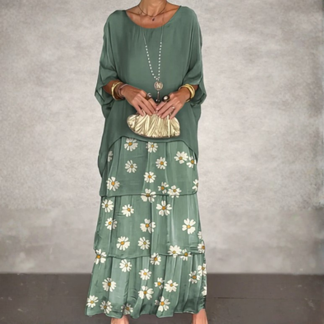 Robe longue fluide élégante Danoir Paris Lara en tissu vert délavé, détail sophistiqué et coupe élégante visible sur l'image.