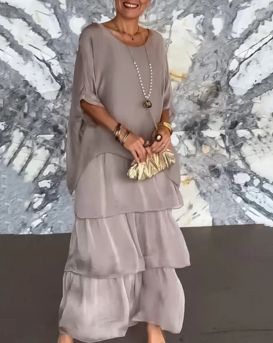 Robe longue fluide élégante Danoir Paris Lara en vert délavé, tissu léger et confortable, portée avec style.