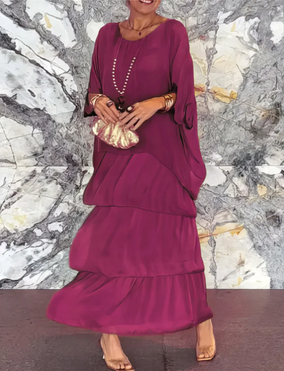 Robe longue fluide élégante Lara de Danoir Paris en tissu vert délavé, portée avec détails sophistiqués.