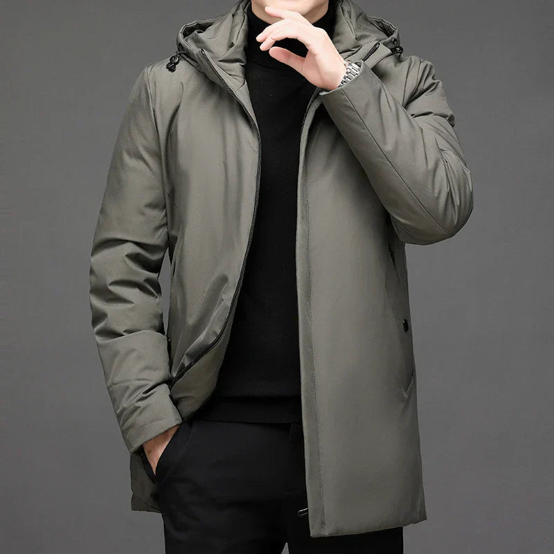 Veste d’hiver longue à capuche Danoir Paris en vert foncé, imperméable et chaude, pour un style hivernal élégant.