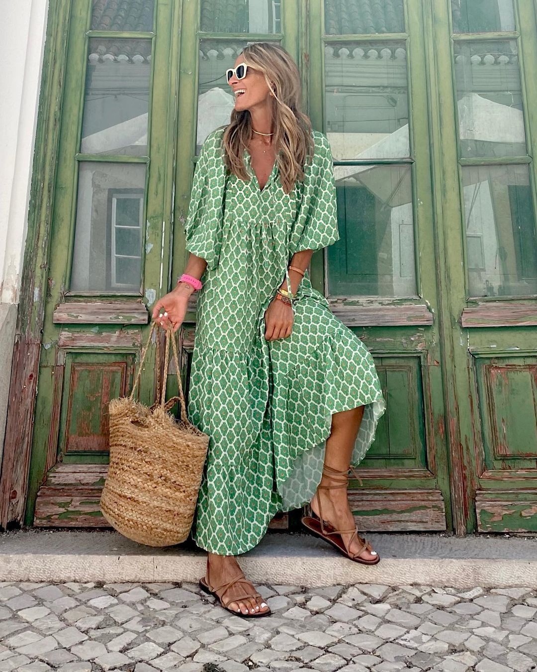 Robe bohème chic Sylvie de Danoir Paris, en tissu vert rose, avec détails élégants et coupe fluide, portée sur mannequin.