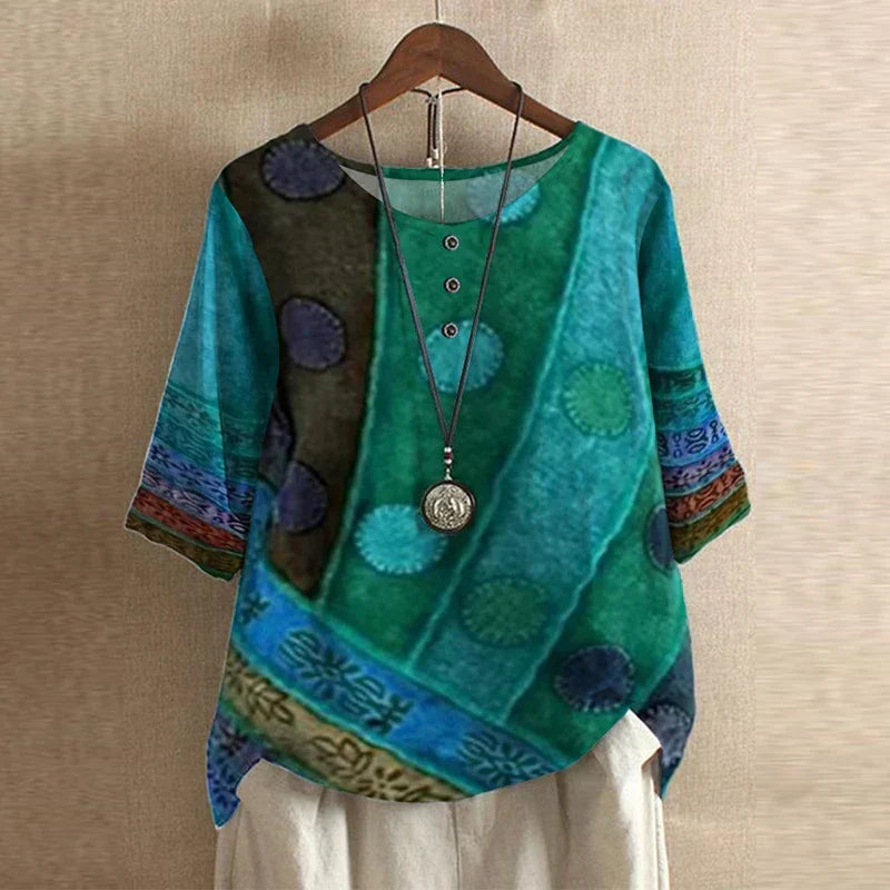 Blouse Anya™ Danoir Paris, style rétro, en vert avec détails élégants, portée sur un mannequin.