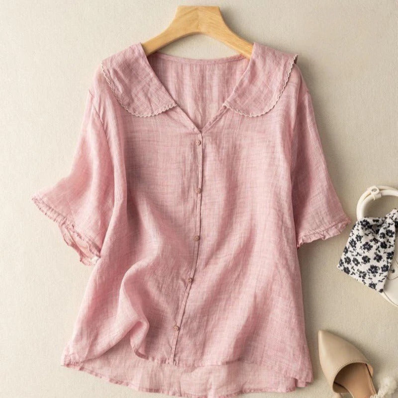 Blouse aérienne en lin verte Adèle par Danoir Paris portée, avec manches longues et coupe fluide, pour un style léger et élégant.
