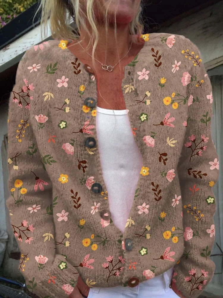 Cardigan floral élégant Amelie de Danoir Paris, vert, en laine douce, porté avec manches longues et motif floral sophistiqué.
