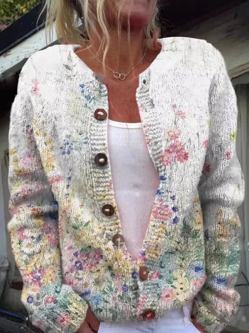 Cardigan floral élégant Amelie de Danoir Paris en vert, avec motifs floraux, manches longues et coupe sophistiquée.