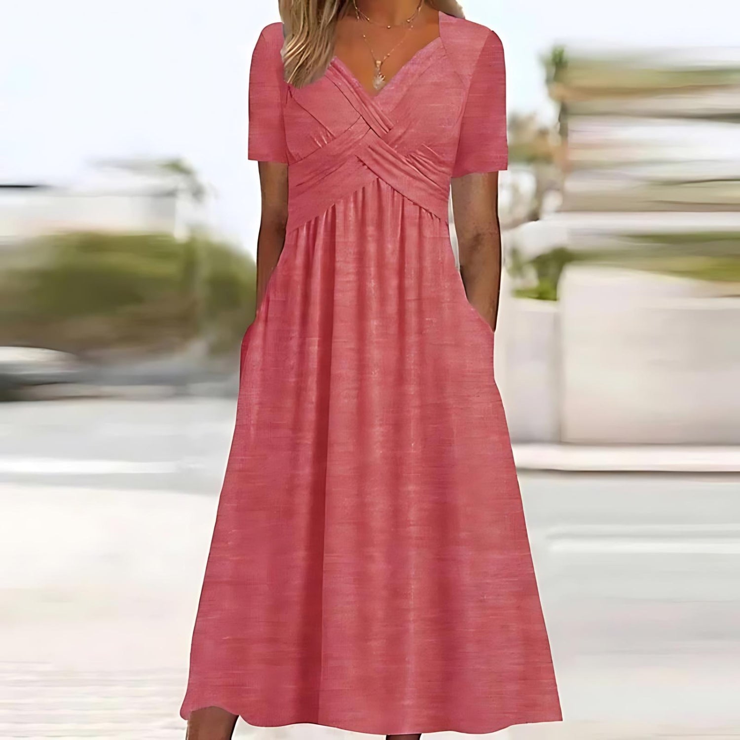 Robe midi verte Danoir Paris Carmen élégante avec ceinture et détails raffinés, portée dans un style chic et sophistiqué.