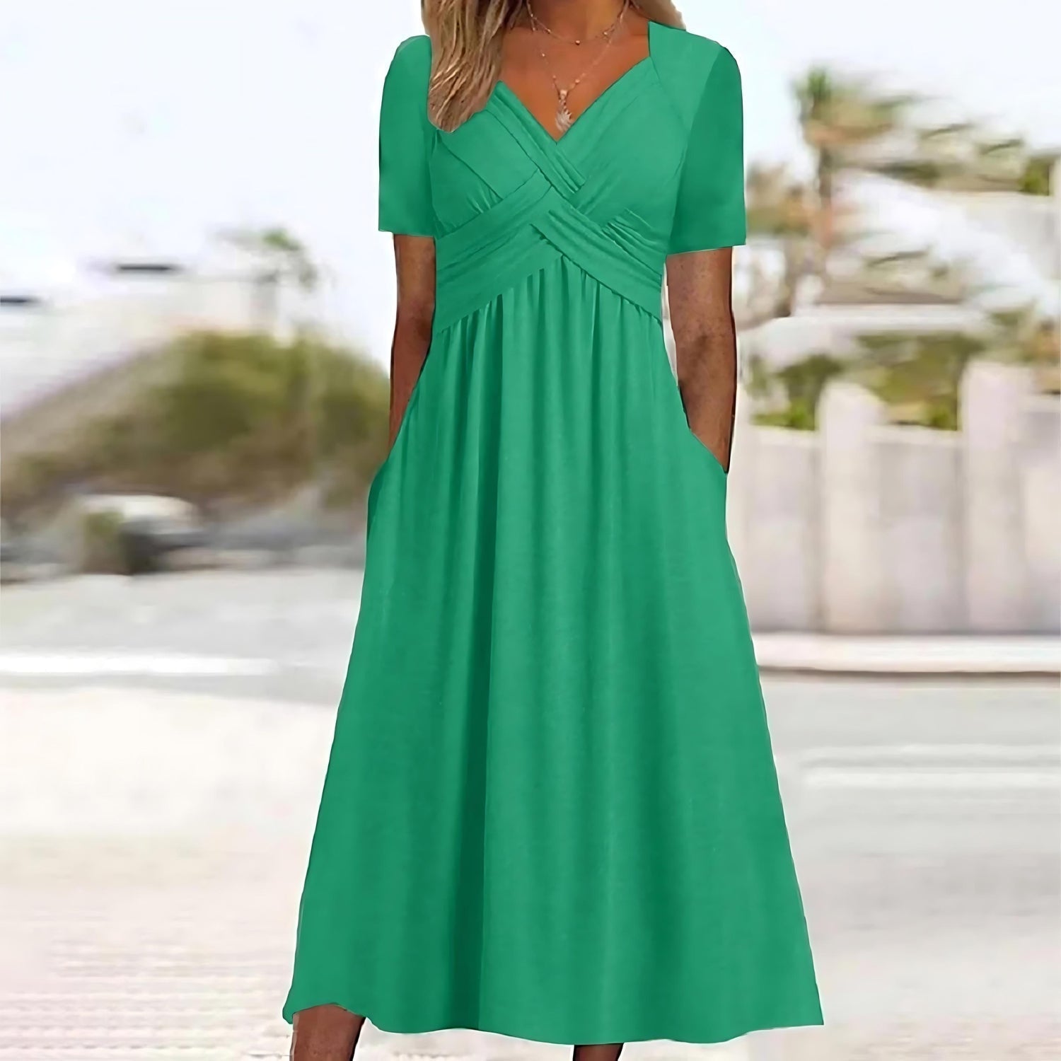 Robe midi élégante Danoir Paris Carmen en vert, vue de face, avec décolleté et tissus fluide, style sophistiqué.
