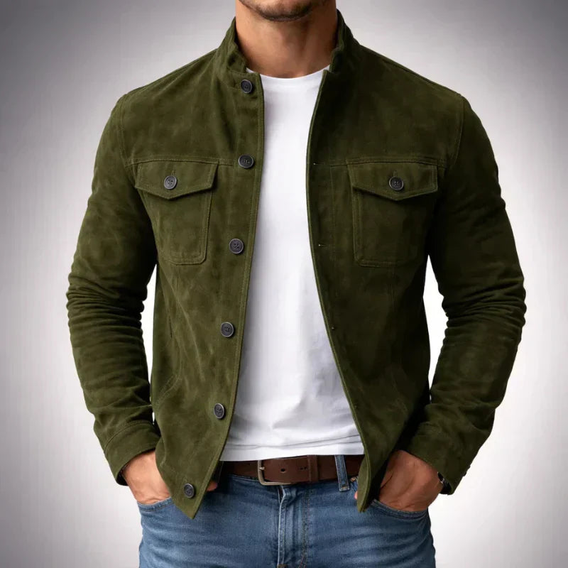 Veste en daim boutonnée verte Danoir Paris, élégante et douce, avec détails de boutons visibles.