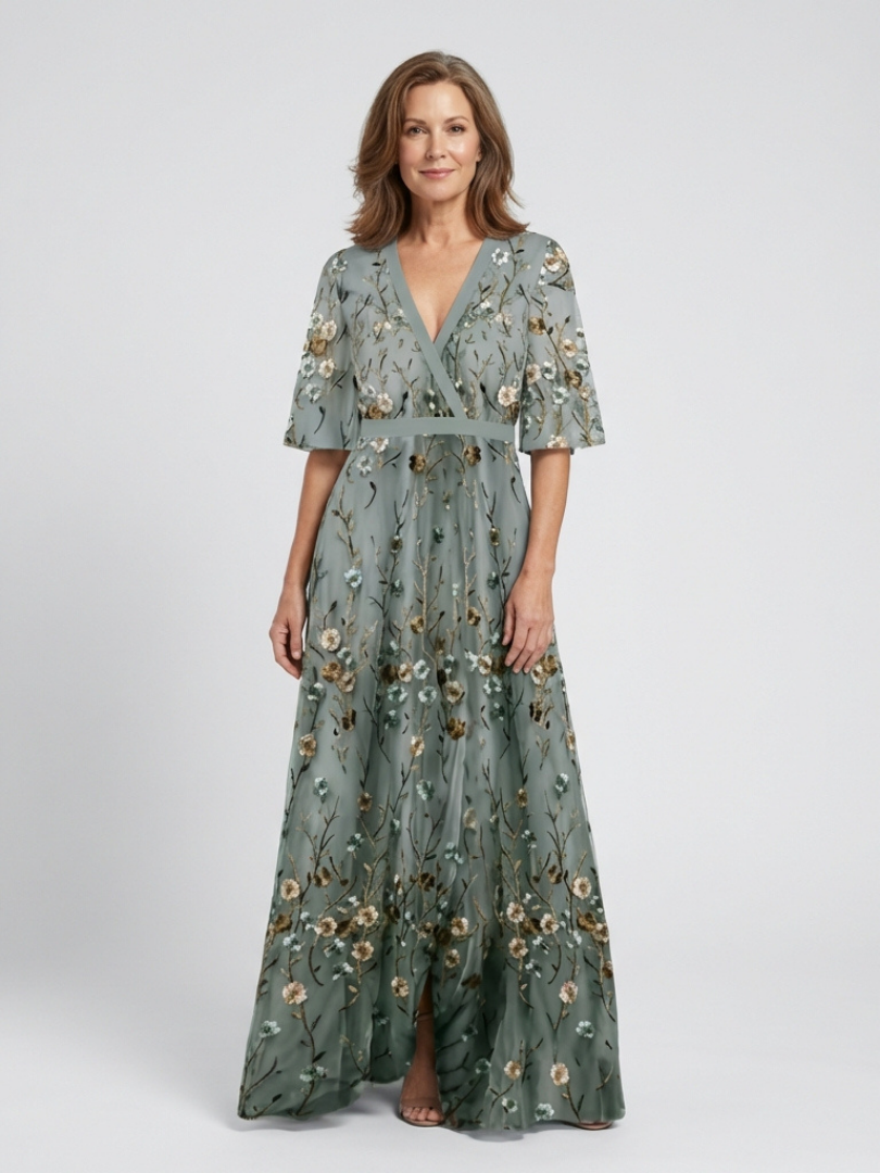 Robe longue fleurie Élodie de Danoir Paris avec col en V, tissu vert élégant et léger, portée décontractée et féminine.