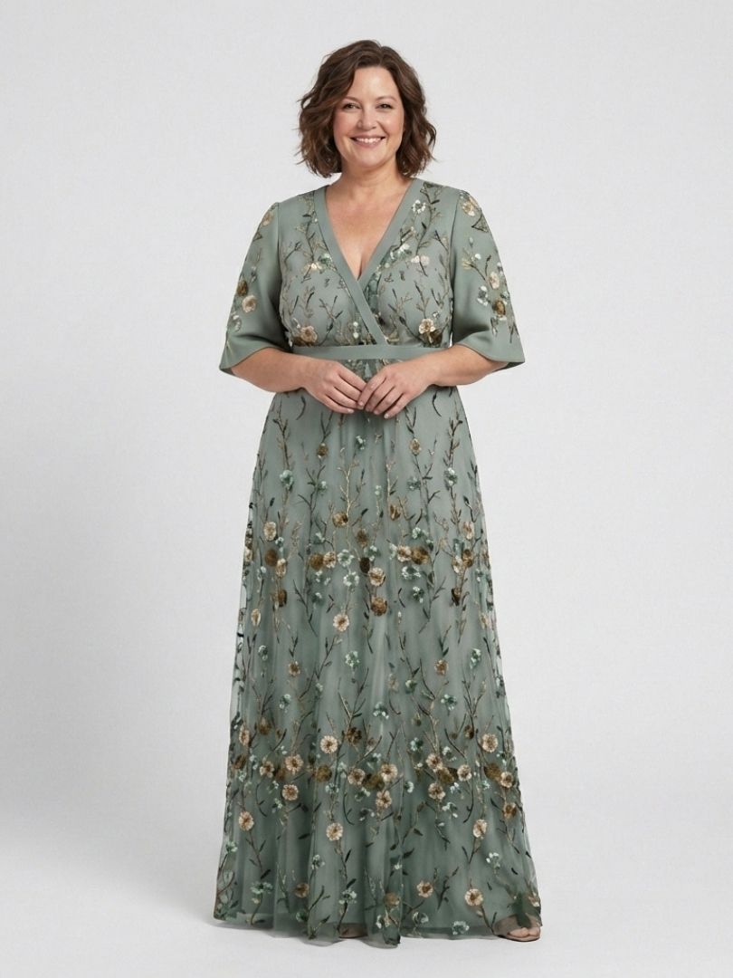 Robe longue fleurie Élodie de Danoir Paris avec col en V, tissu léger et motif floral vert, portée dans un style élégant.