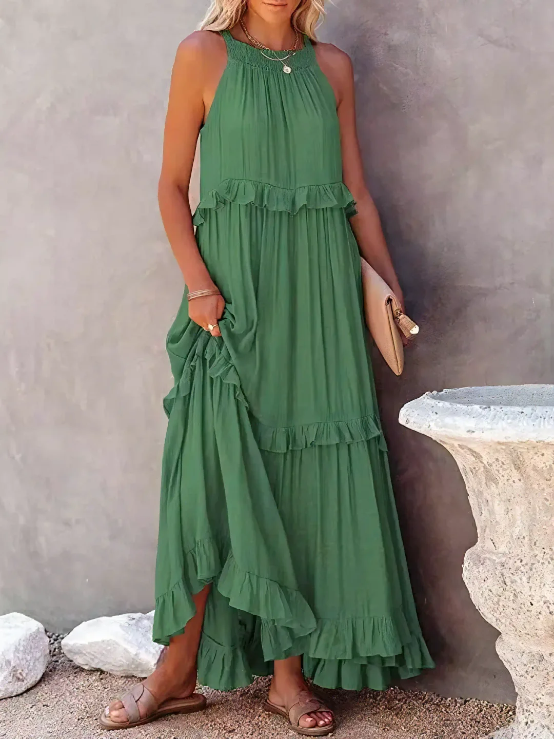 Robe estivale verte Danoir Paris Elsie, élégante et légère, avec détails floraux, portée en été, vue en gros plan.
