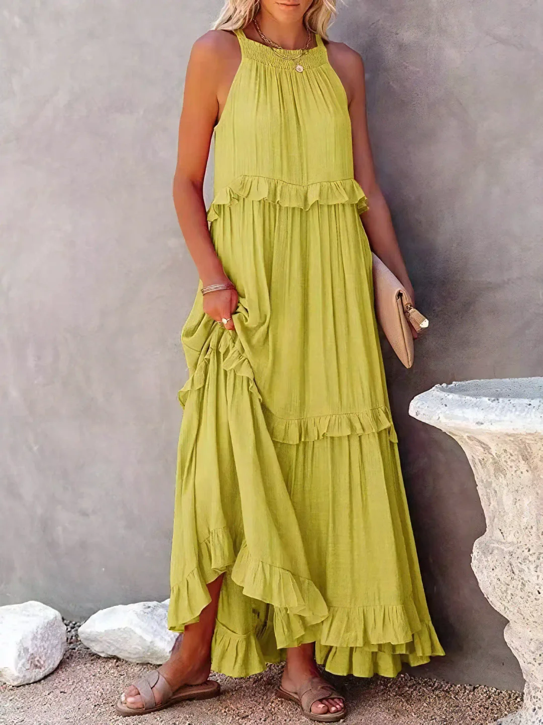 Robe estivale élégante Elsie de Danoir Paris en tissu vert léger, manches courtes et coupe fluide pour l'été.