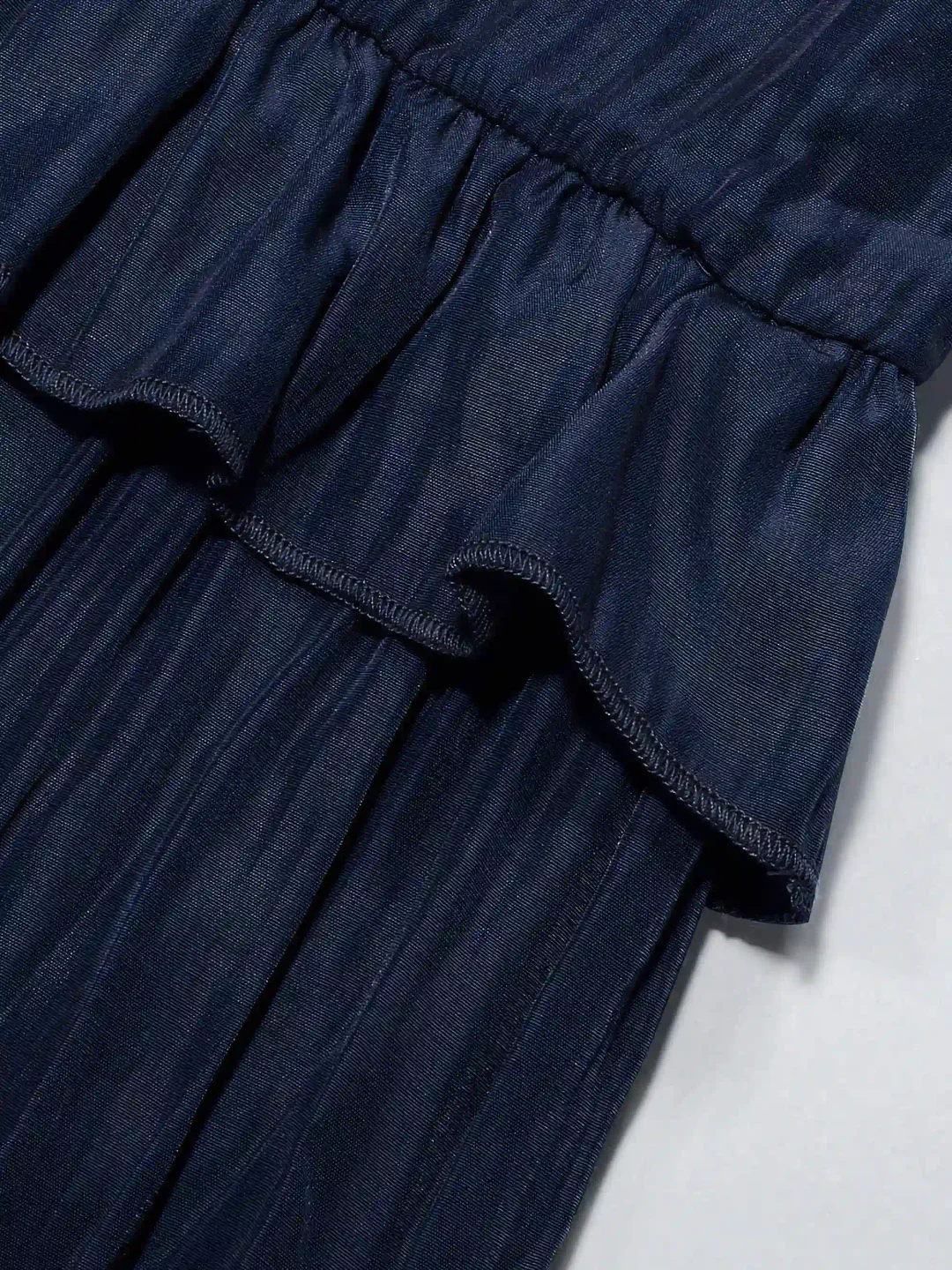 Robe estivale verte Danoir Paris Elsie, élégante, légère avec détails floraux, idéale pour l'été, portée sur un mannequin.