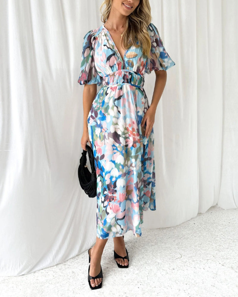 Robe bohème élégante Elvira de Danoir Paris, en tissu vert avec détails sophistiqués, portée en style chic et décontracté.