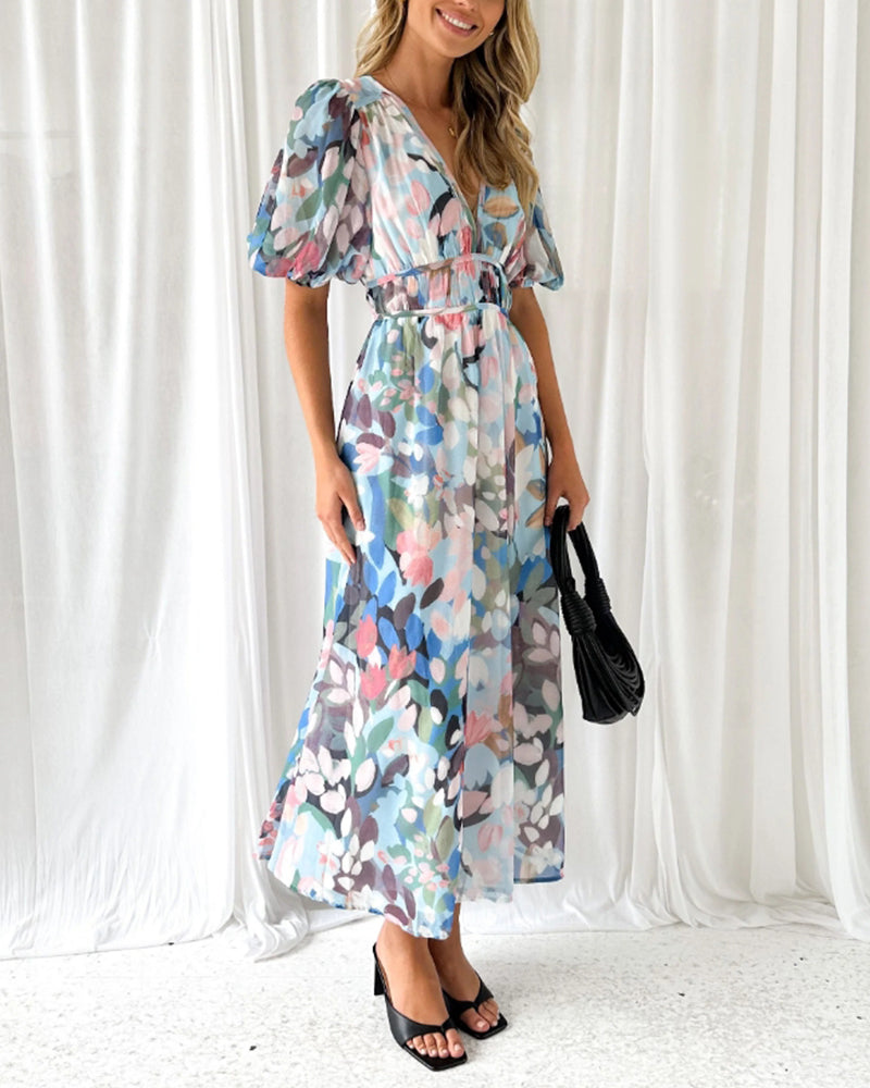 Robe bohème élégante Elvira de Danoir Paris, en tissu vert, avec détails sophistiqués, portée décontractée et chic.