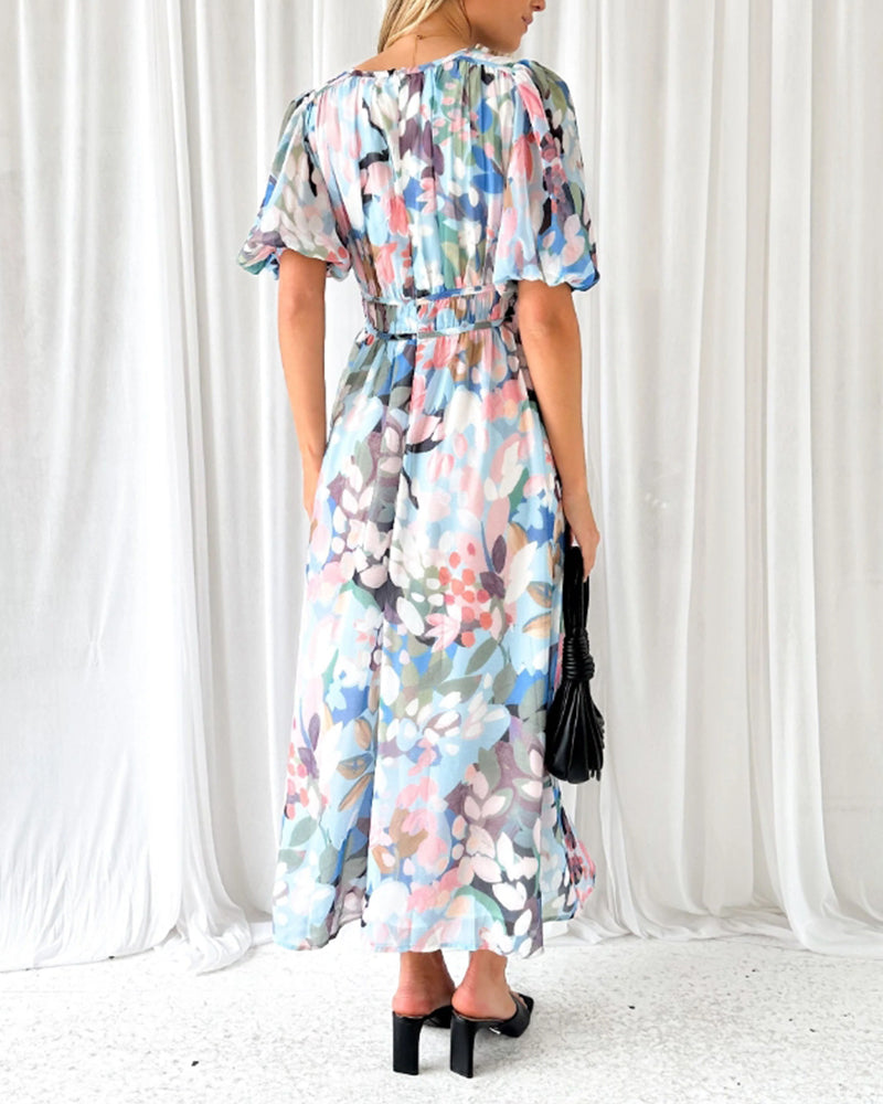 Robe bohème élégante Elvira de Danoir Paris en tissu vert, avec détails floraux et coupe fluide.