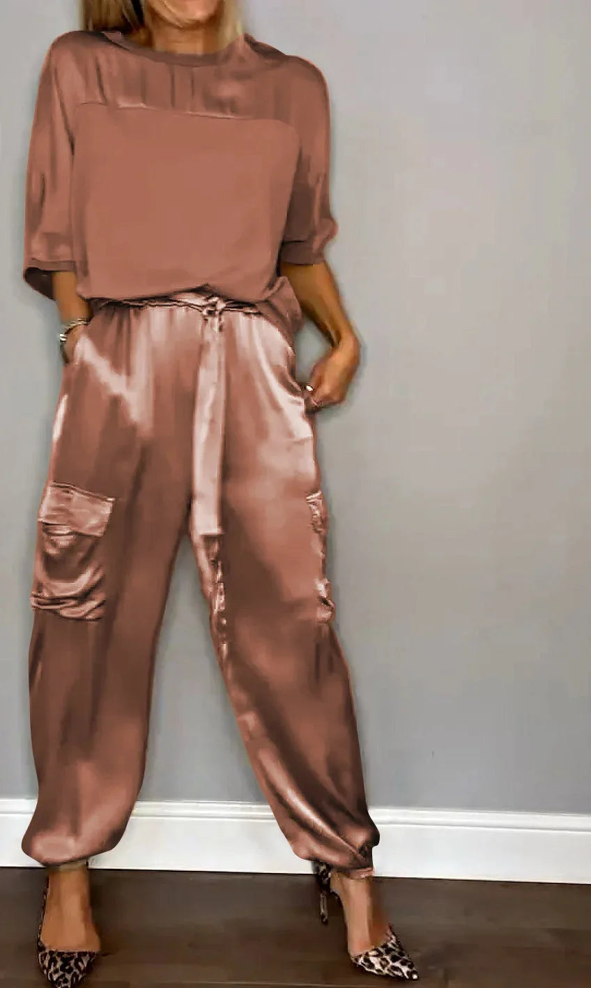 Pyjama décontracté Evelina de Danoir Paris en satin vert, élégant et confortable pour un look sophistiqué et relaxant.