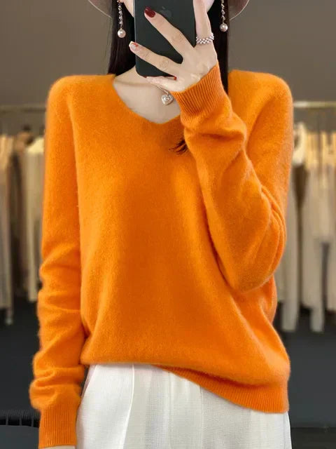 Pull en cachemire Vert Inès de Danoir Paris, élégant et doux, porté sur un mannequin, détails de finition et coupe raffinée visible.