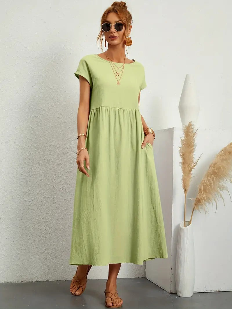 Robe douce et élégante Jeane de Danoir Paris en vert, tissu fluide et style féminin, portée sur mannequin.