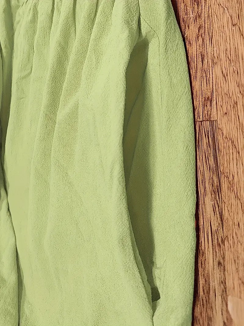 Robe verte Danoir Paris Jeane, douce et élégante, portée en détail avec tissu fluide et style sophistiqué.