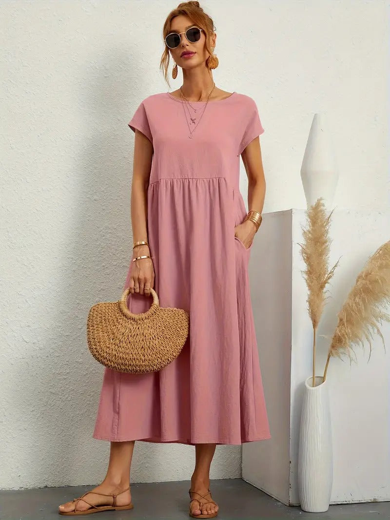Robe douce et élégante Jeane de Danoir Paris en tissu vert, portée avec détails et style sophistiqué visible sur l'image.