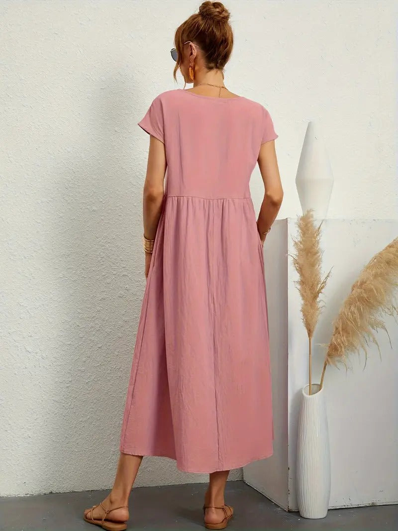 Robe douce et élégante Jeane de Danoir Paris en tissu vert, portée sur mannequin, mettant en valeur la coupe fluide et sophistiquée.