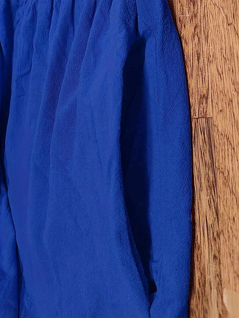 Robe douce et élégante Jeane de Danoir Paris en vert, tissu léger et style raffiné, portée avec élégance.
