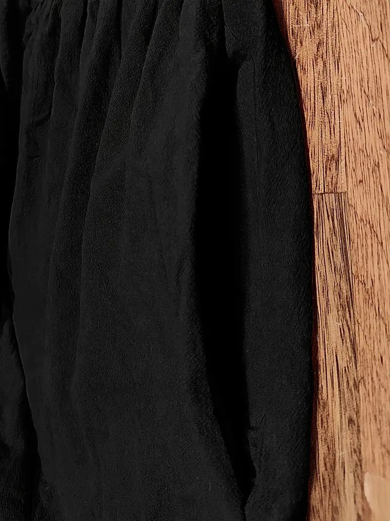Robe douce et élégante Jeane de Danoir Paris en tissu vert, montrée portée sur un mannequin.