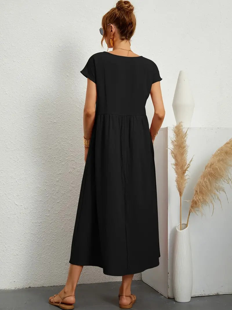 Robe douce et élégante Jeane de Danoir Paris, en tissu vert, portée, avec détails fins et style sophistiqué.