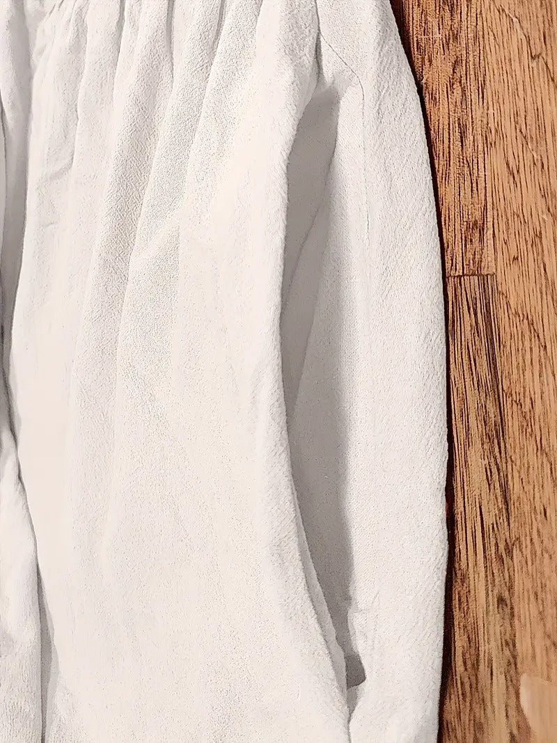 Robe douce et élégante Jeane de Danoir Paris, en tissu vert, portée par un mannequin, avec un style sophistiqué.