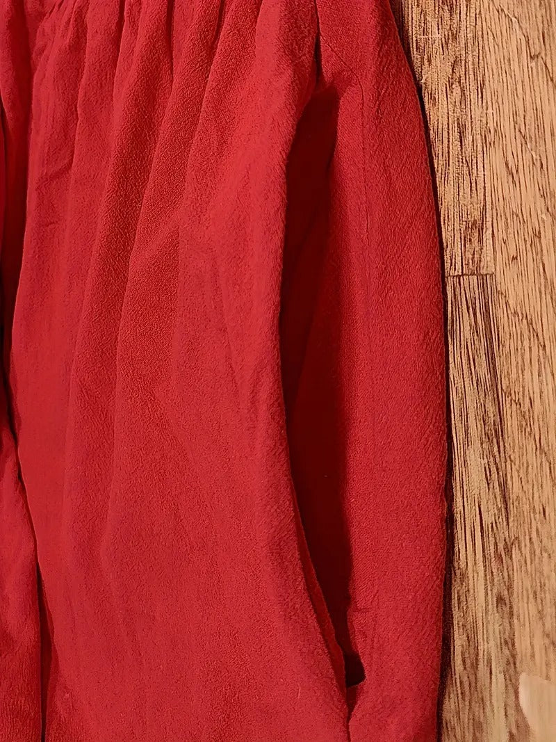 Robe douce et élégante Jeane de Danoir Paris, vert foncé, en tissu fluide, portée avec col en V et manches longues.