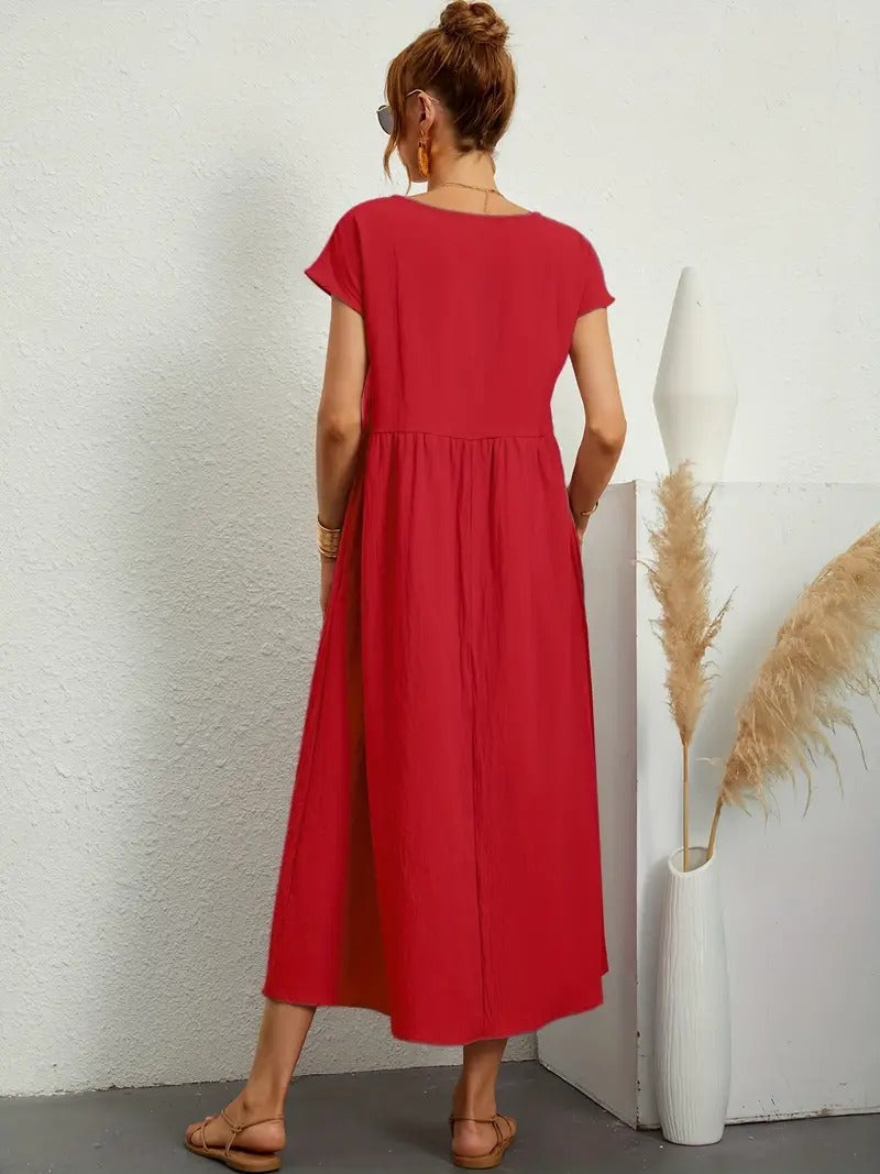 Robe douce et élégante Jeane de Danoir Paris, en tissu vert, portée avec détails élégants, vue de face.