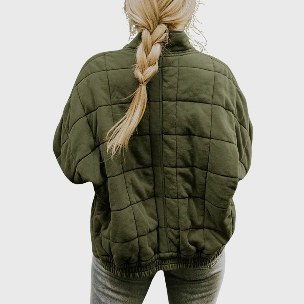 Veste matelassée verte Danoir Paris Josiane au look oversized élégant, portée avec col montant et poches latérales.