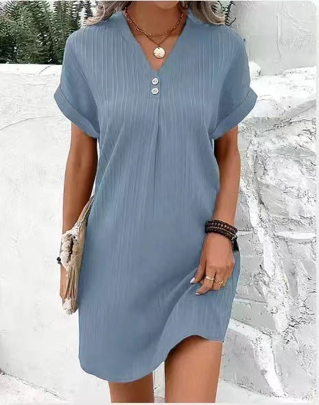 Robe d'été décontractée verte Milly par Danoir Paris, tissu léger et confortable, portée en style décontracté.