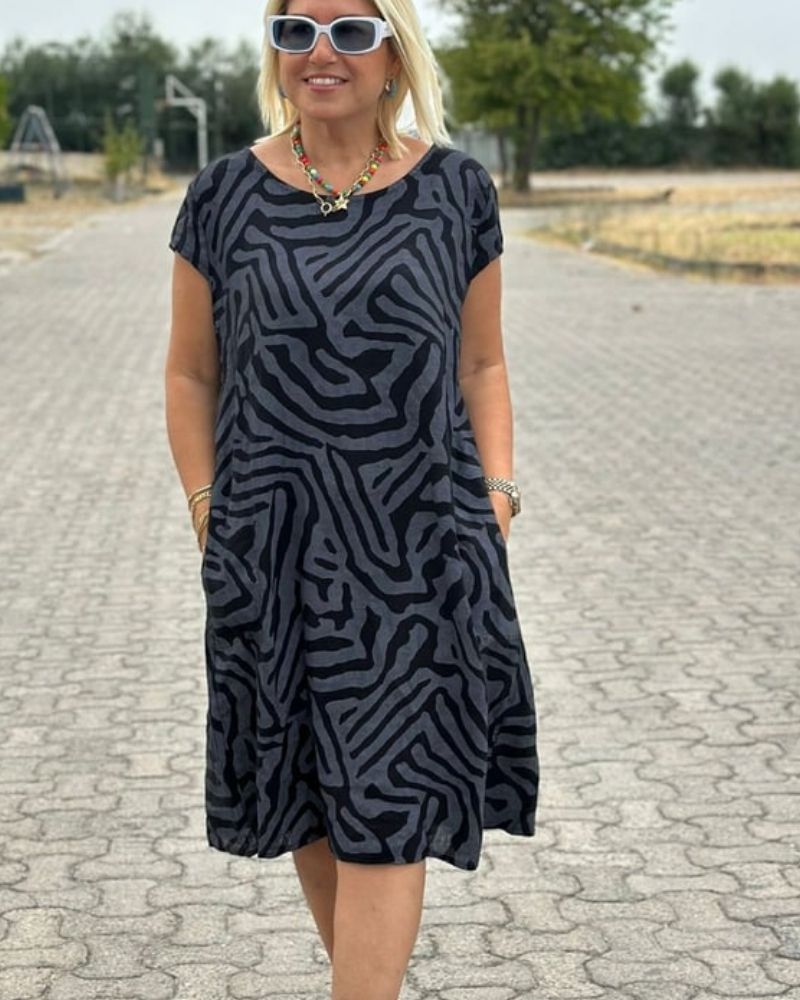 Robe d'été Danoir Paris Nelia avec col rond et imprimé floral vert, vue en détail sur le tissu et la coupe.