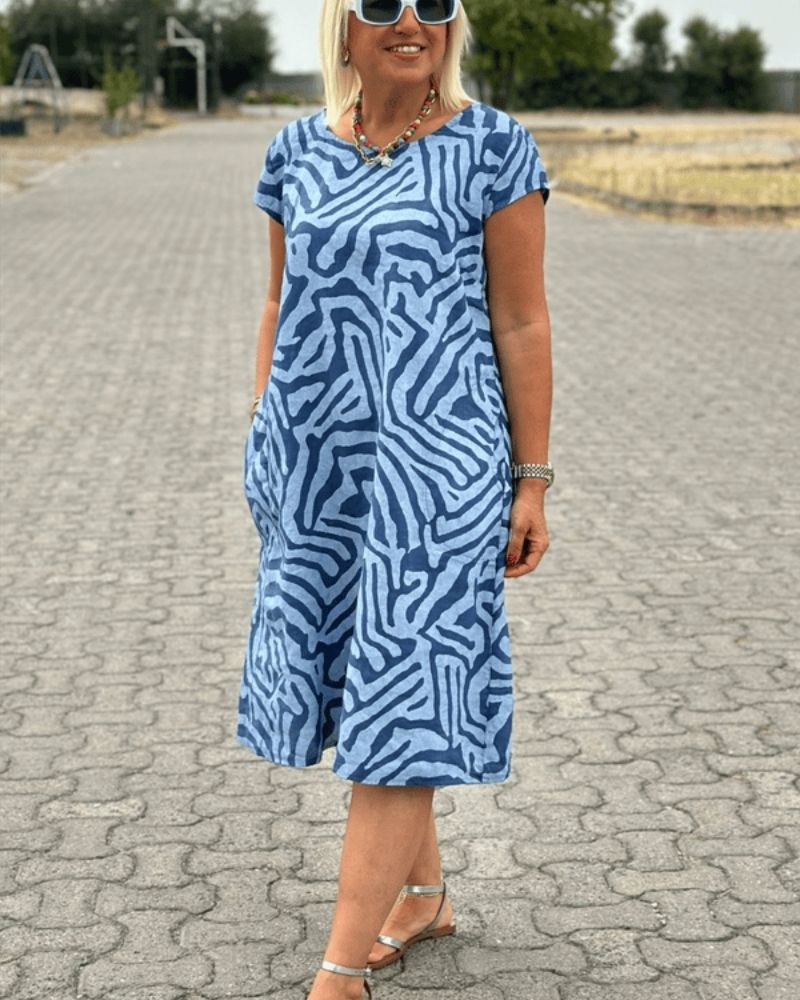 Robe d'été Danoir Paris Nelia avec col rond et joli imprimé vert, vêtement léger et élégant pour la saison chaude.