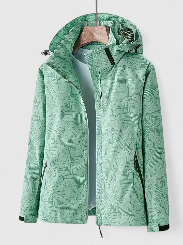 Veste élégante verte Danoir Paris Thanyelle avec détails raffinés, portée sur mannequin.