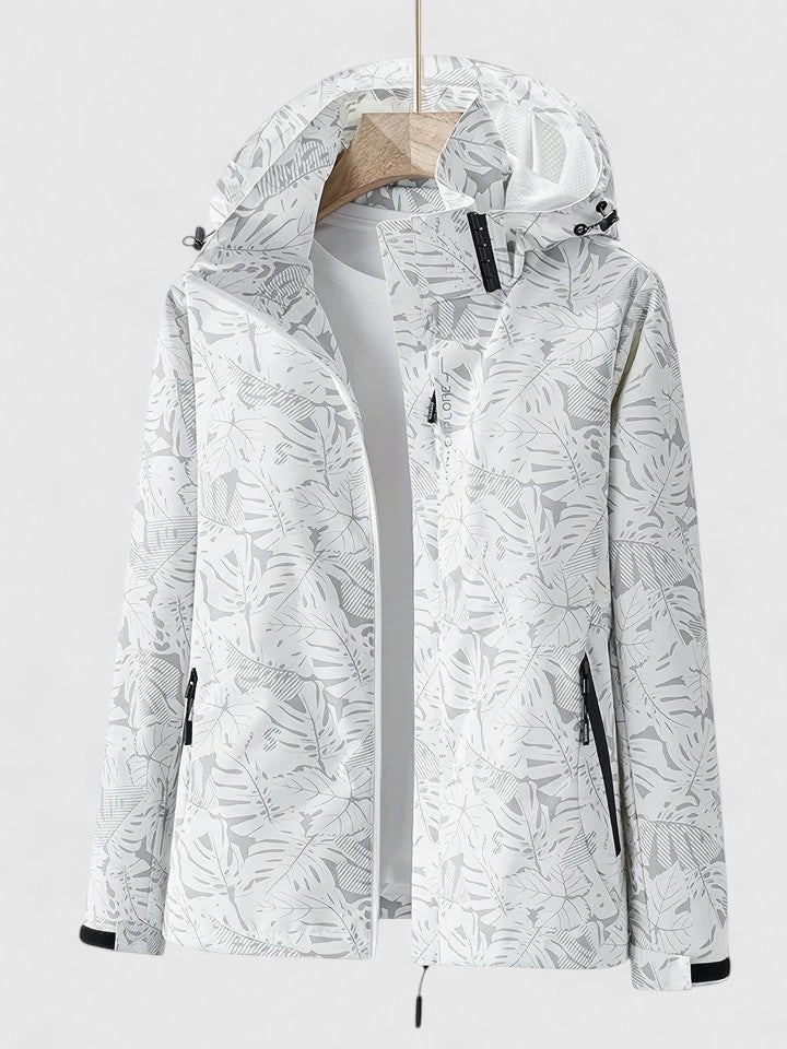 Veste élégante Danoir Paris Thanyelle en vert, veste chic avec coupe moderne, portée en extérieur.