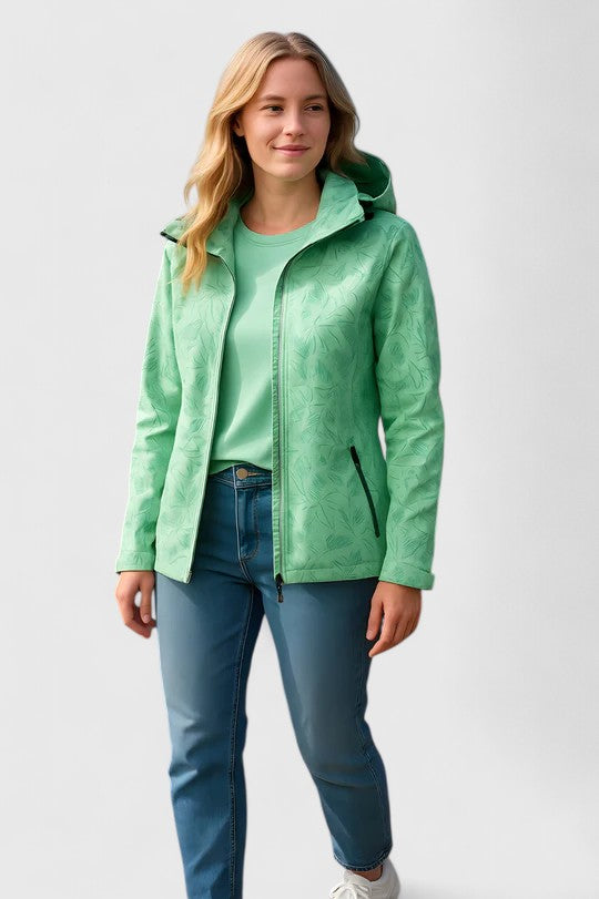 Veste élégante verte Danoir Paris Thanyelle, coupe sophistiquée et détails raffinés, portée sur un mannequin.