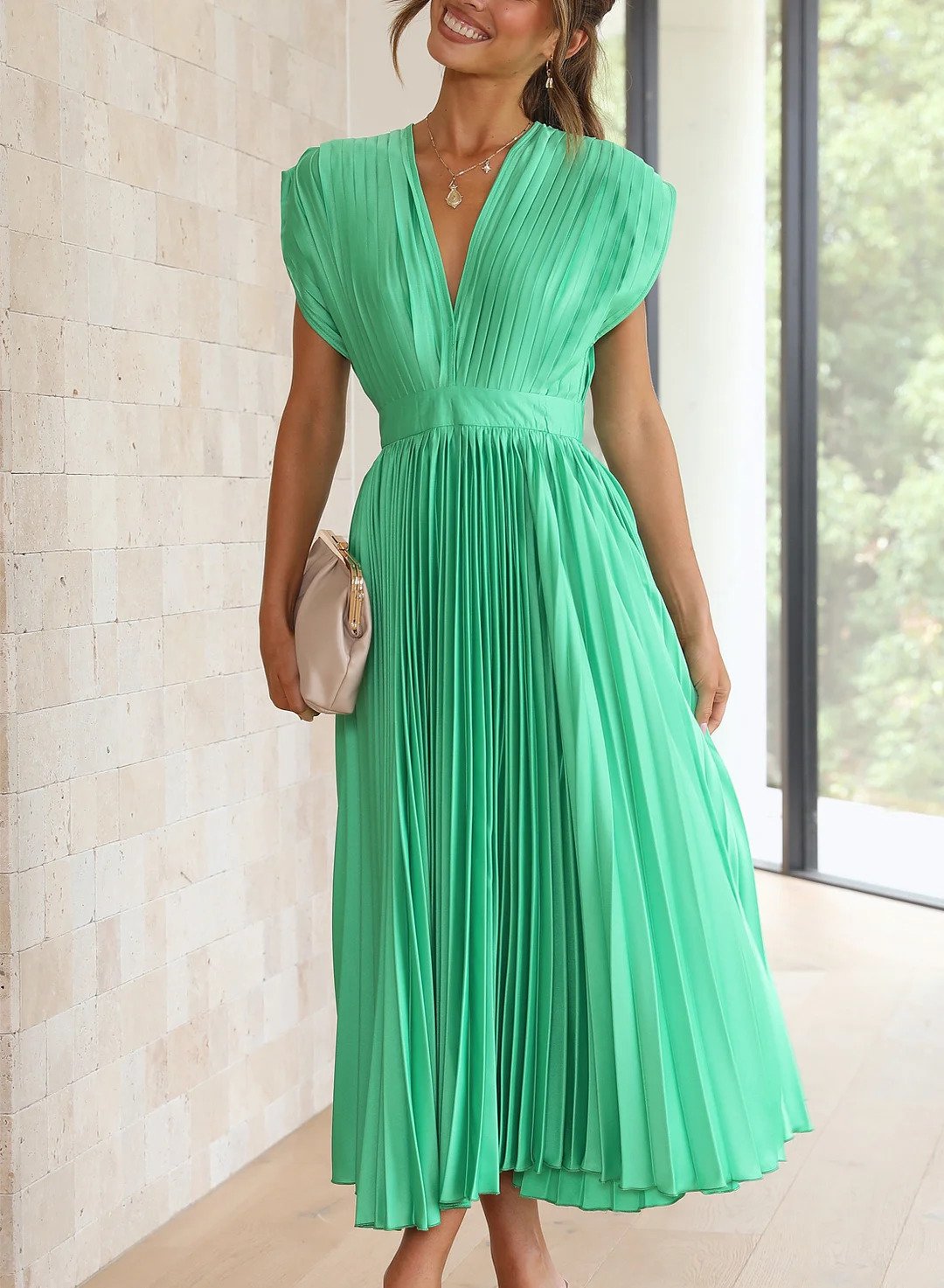 Robe longue élégante Chiara de Danoir Paris en vert, vue de face, détails du tissu et coupe raffinée pour soirée.