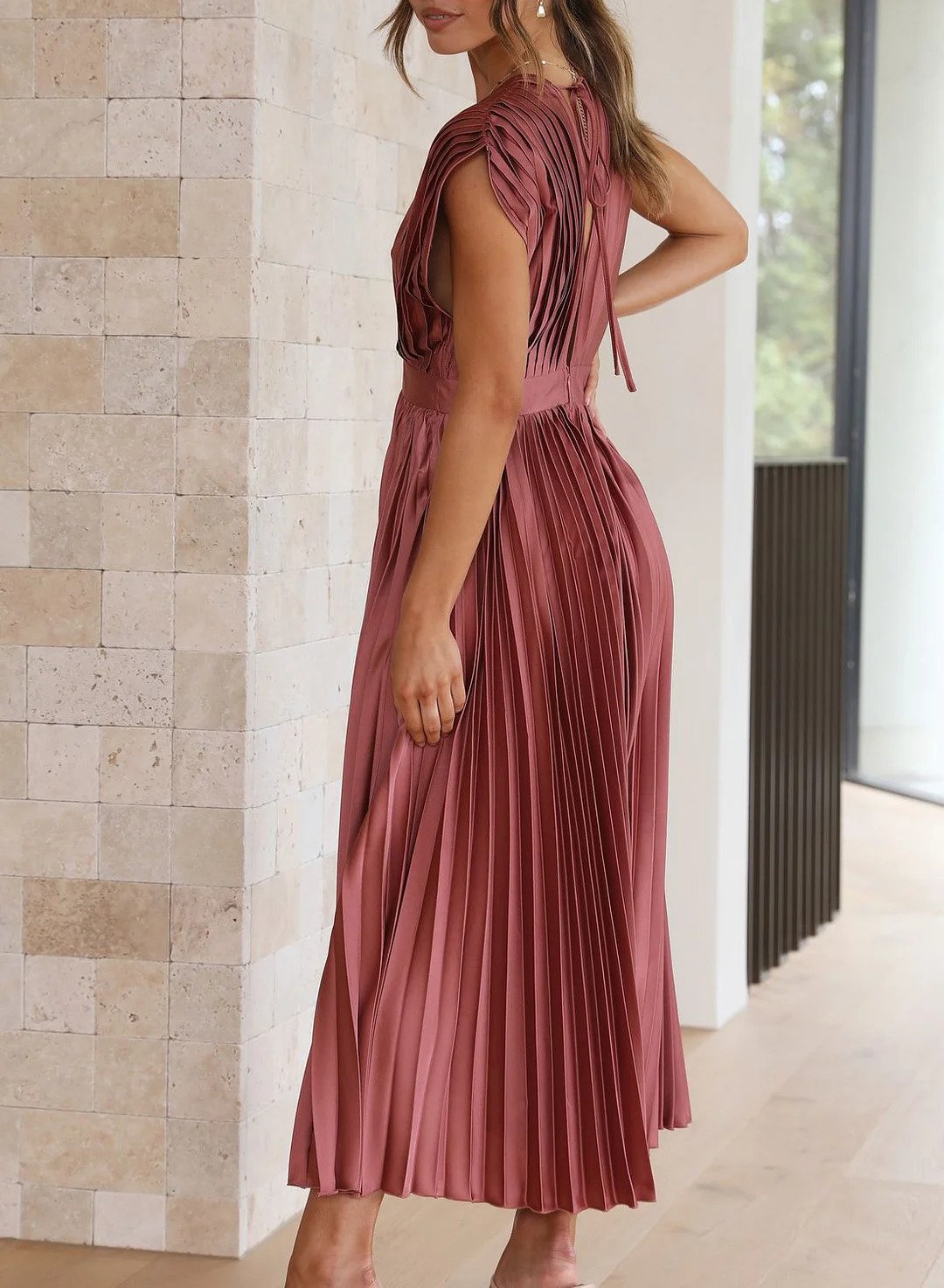 Robe longue élégante Chiara de Danoir Paris en vert, vue en détail, tissu fluide et coupe sophistiquée.