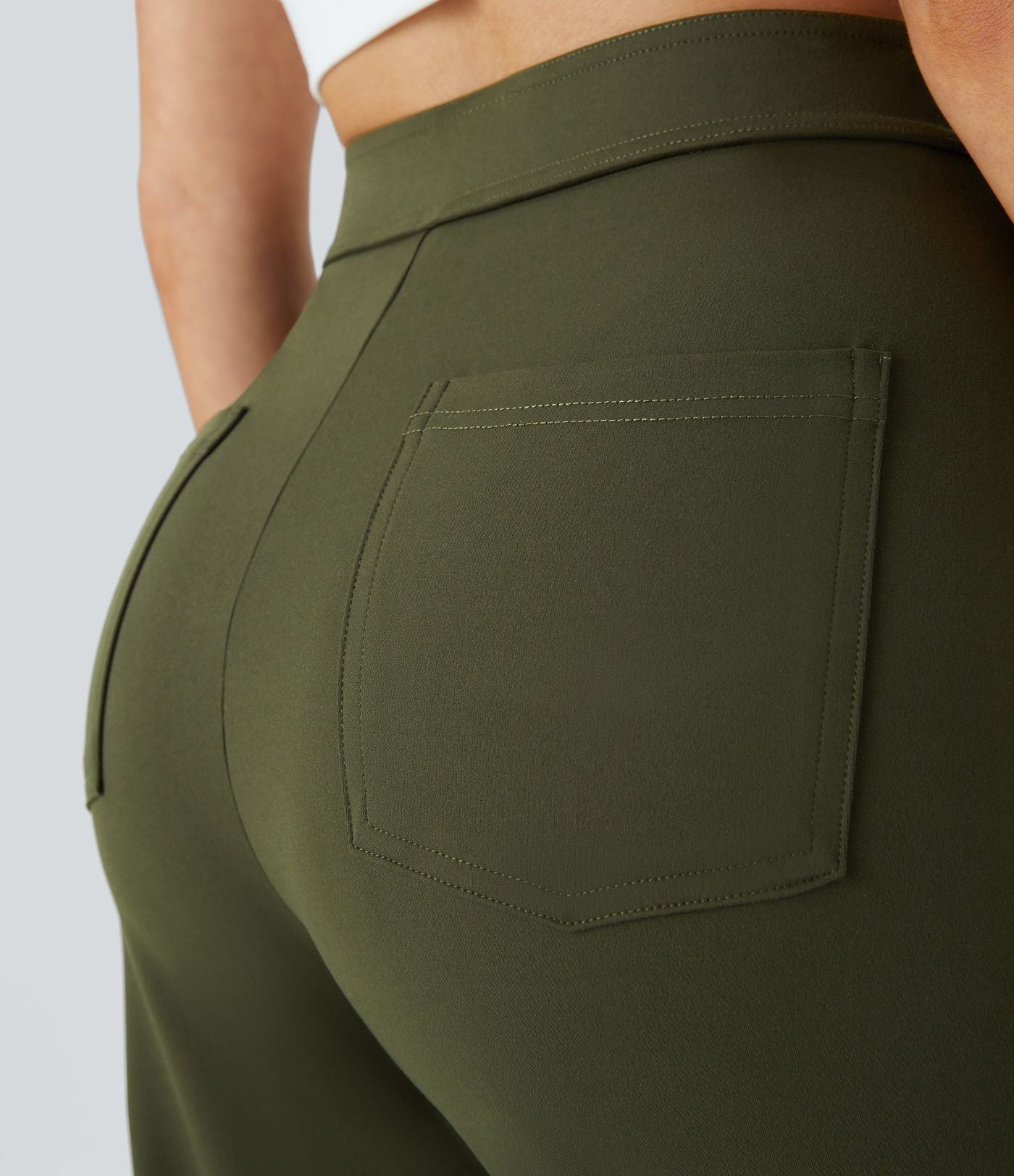 Pantalons élastiques confortables Jade de Danoir Paris en vert, vue sur le pantalon porté avec ceinture élastique.