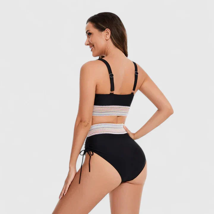 Ensemble de bikini élégant Jayzelliah de Danoir Paris en vert, taille XS, avec haut et bas assortis, porté sur mannequin.