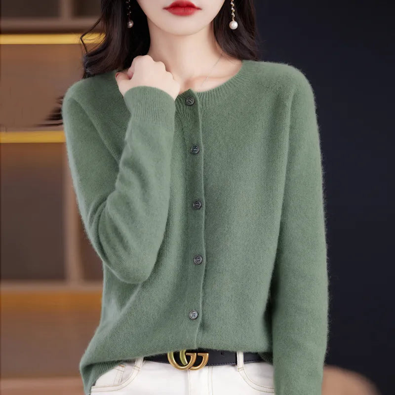 Pull en cachemire vert Manon de Danoir Paris, chandail douillet avec col rond et manches longues, tissu doux et élégant.