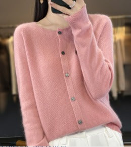 Pull en cachemire vert Manon de Danoir Paris, chandail douillet avec col rond et manches longues, porté sur un fond neutre.