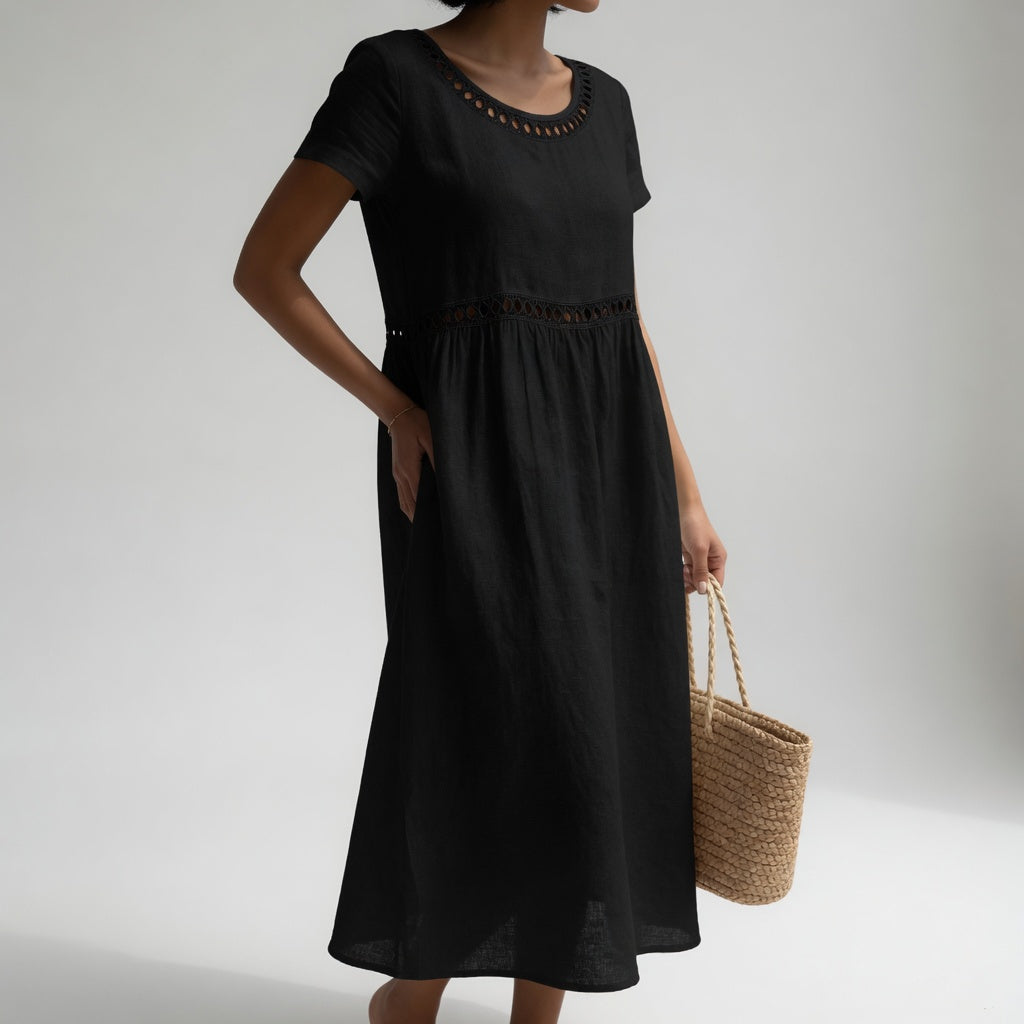 Robe mi-longue en coton brodé Danoir Paris, vêtement féminin noir, élégance douce et féminité naturelle.