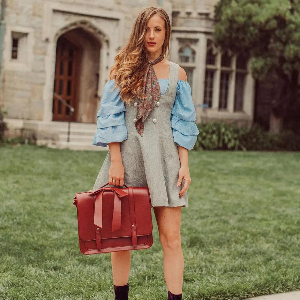 Sac rétro Knoten Twist Danoir Paris en bleu et rose, en cuir avec design élégant et détails vintage.