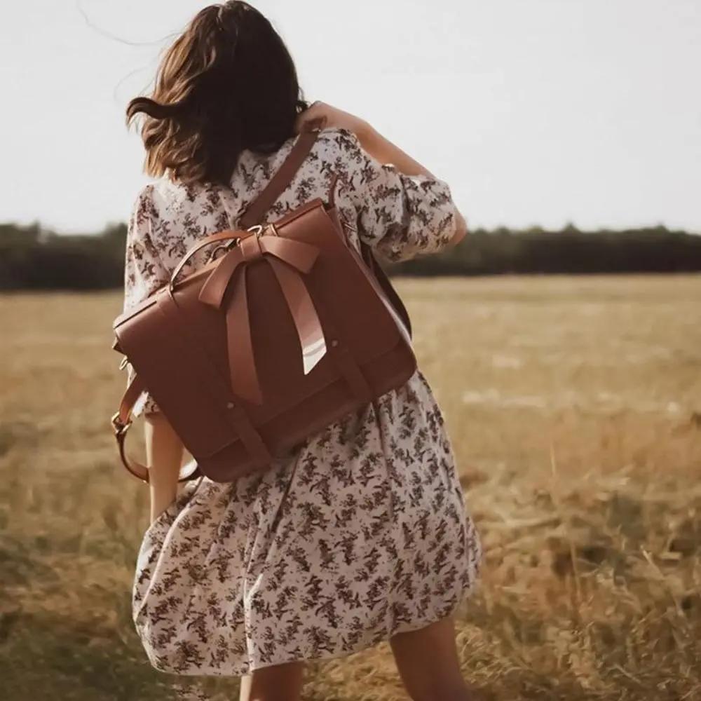 Sac rétro Knoten Twist de Danoir Paris en bleu et rose, avec design vintage et détails élégants.