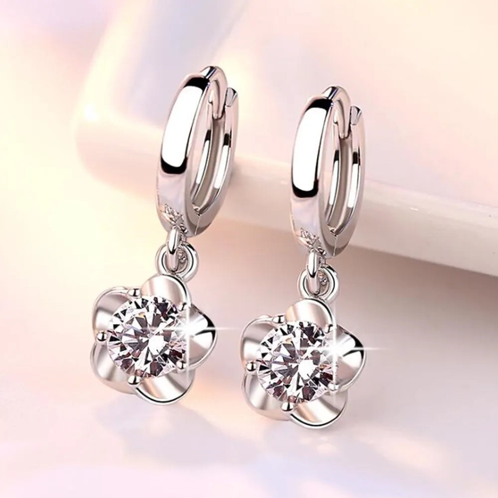 Boucles d'oreilles en argent Sterling avec zircons violets et blancs, élégantes et brillantes, de la marque Danoir Paris.